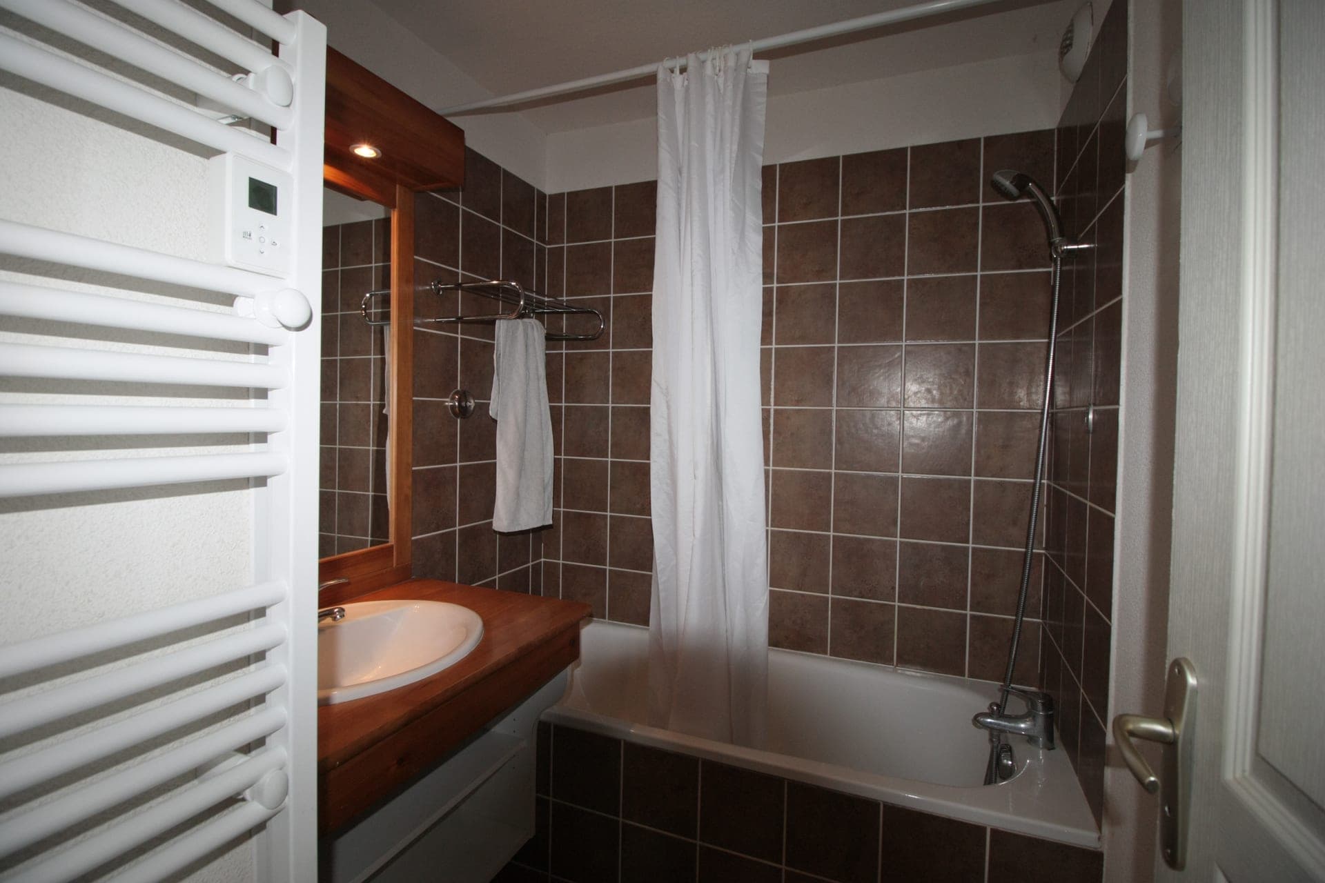 Salle de bains avec baignoire