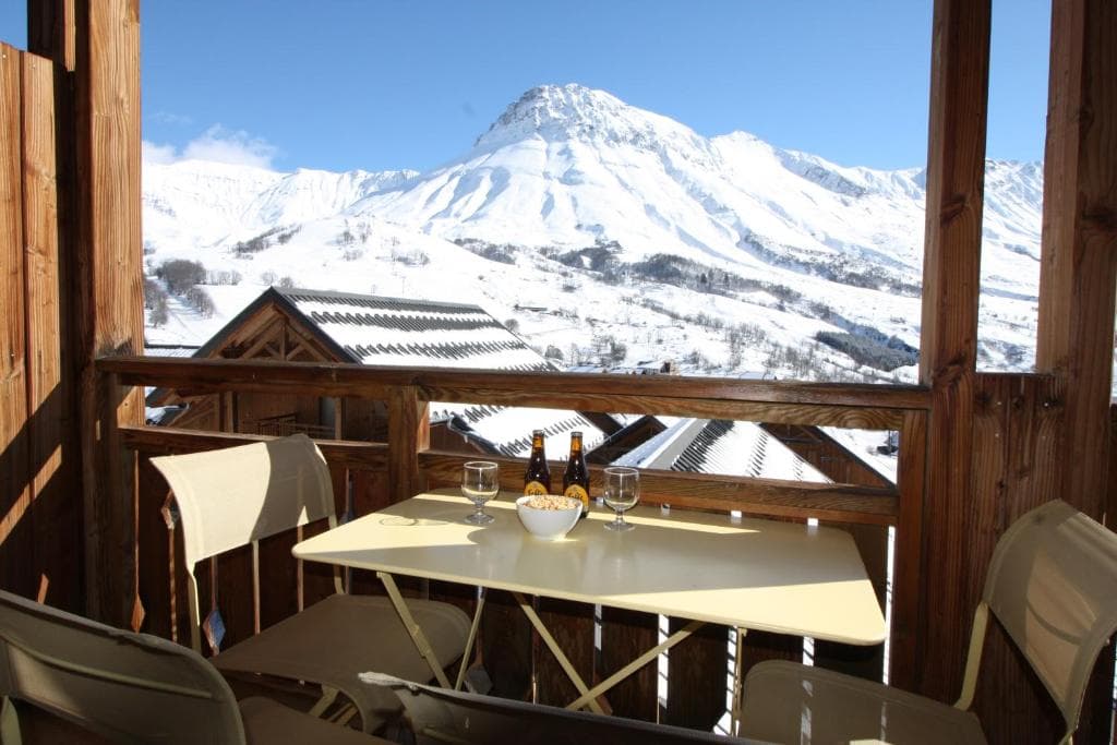 Balcon table vue montagne enneigee