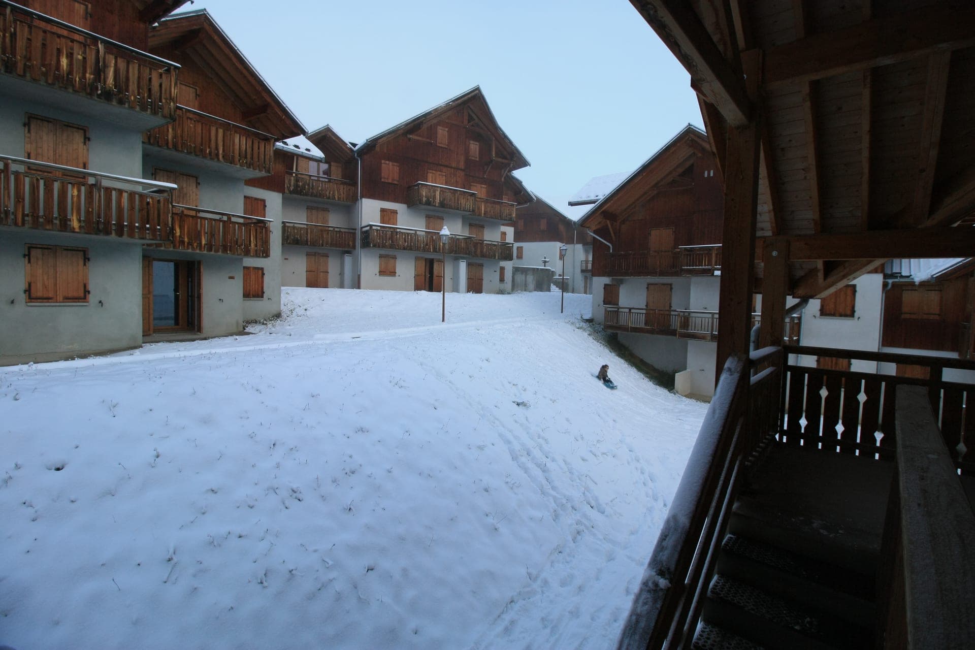 Vue du palier residence sous la neige
