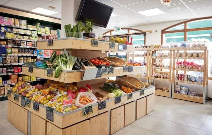Faire ses courses à Albiez-Montrond : commerces du village et arrêt à Saint-Jean