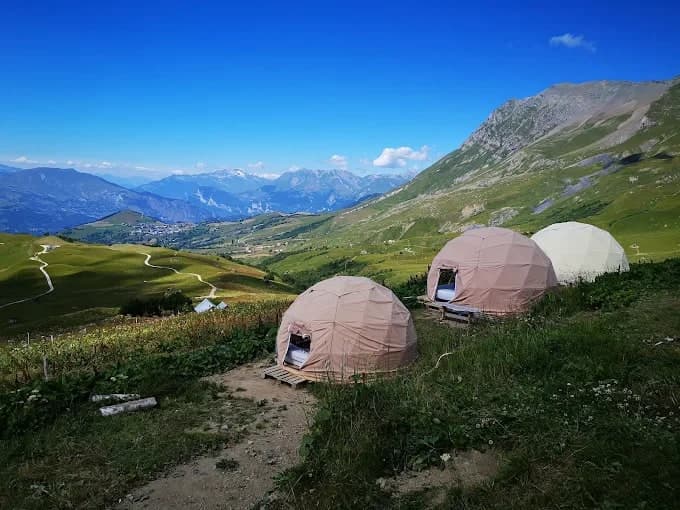 Le Chalet d'la Croë, refuge à 2 076 m au pied des Aiguilles d'Arves