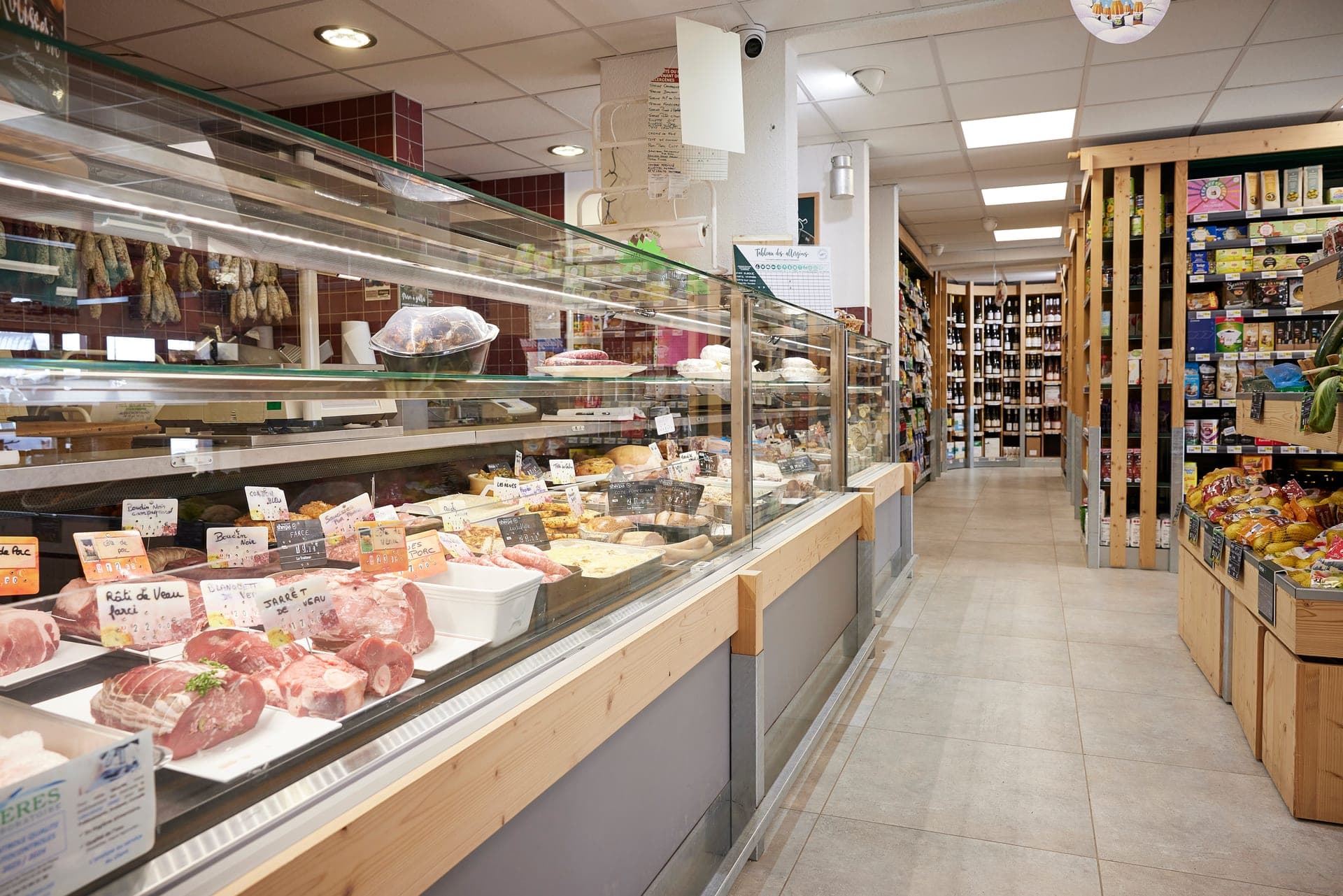 Intérieur du Sherpa d'Albiez-Montrond : le rayon boucherie-charcuterie et les allées d'épicerie